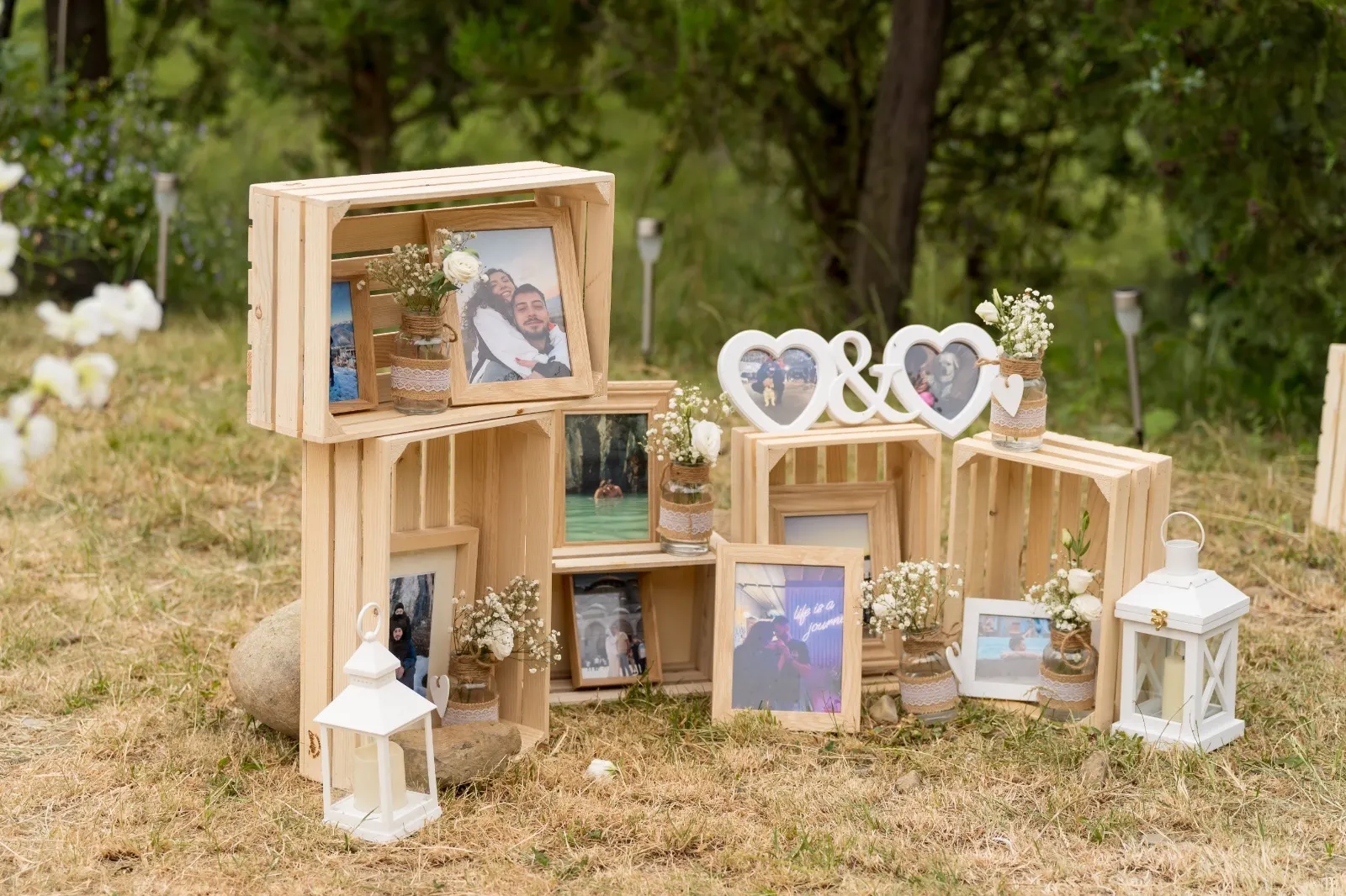 Colț decorativ cu fotografii și flori