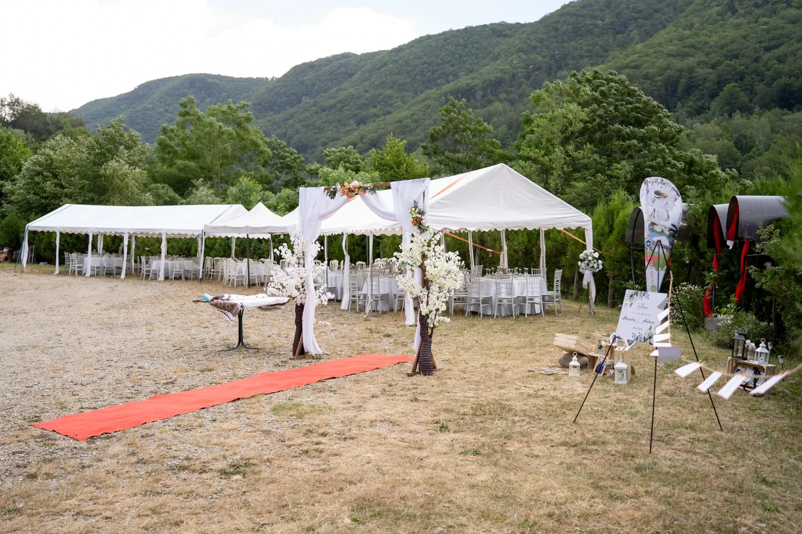 Intrare amenajată pentru un eveniment privat