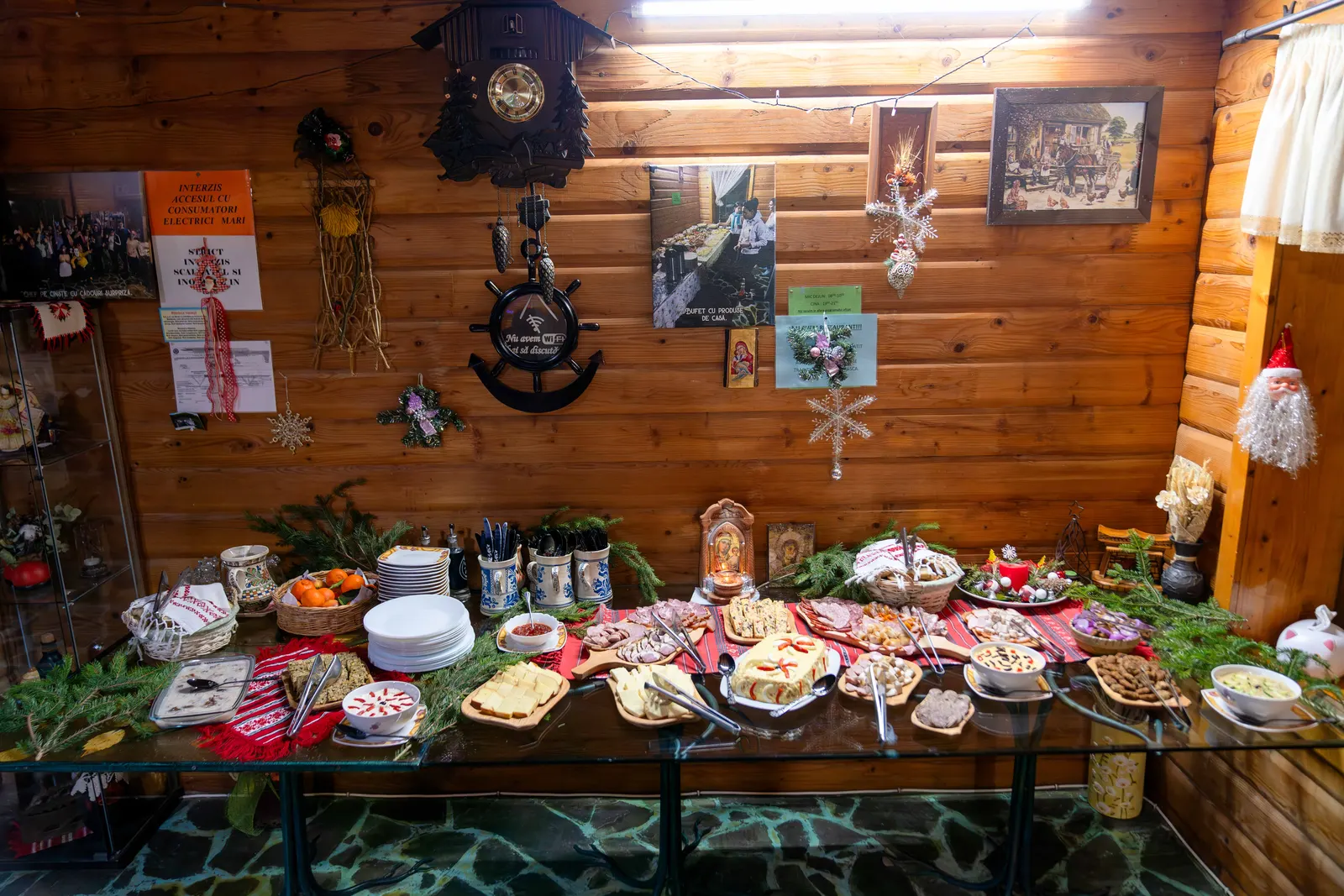 Masă bogată cu preparate locale