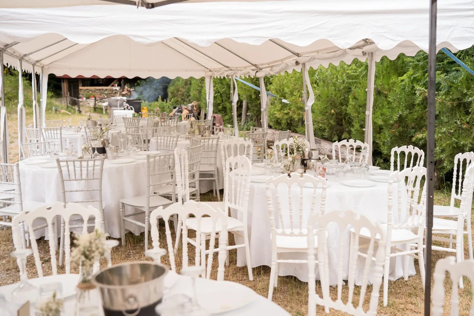 Mese pregătite pentru un eveniment în aer liber