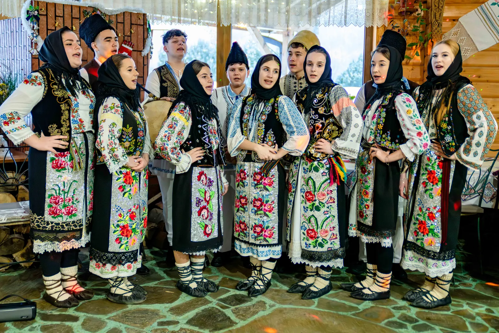 Grup în port tradițional în spațiul rustic