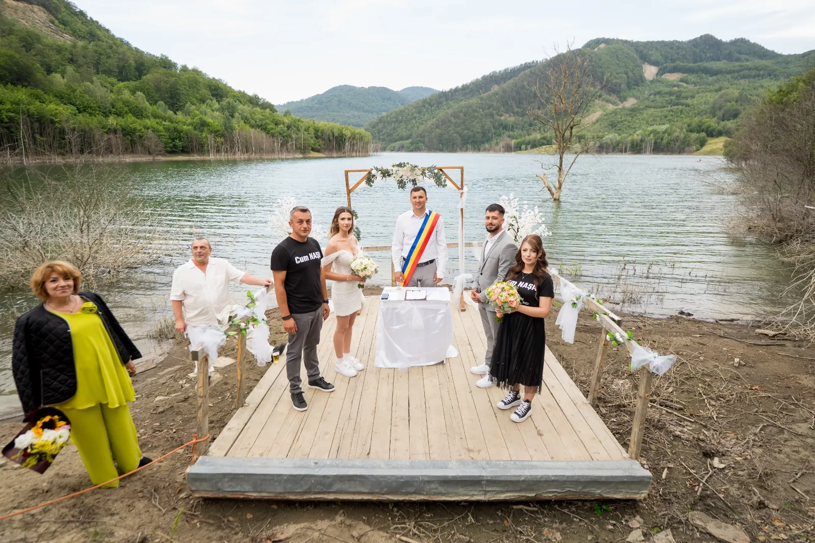 Oaspeți pe pontonul de la Lacul Siriu